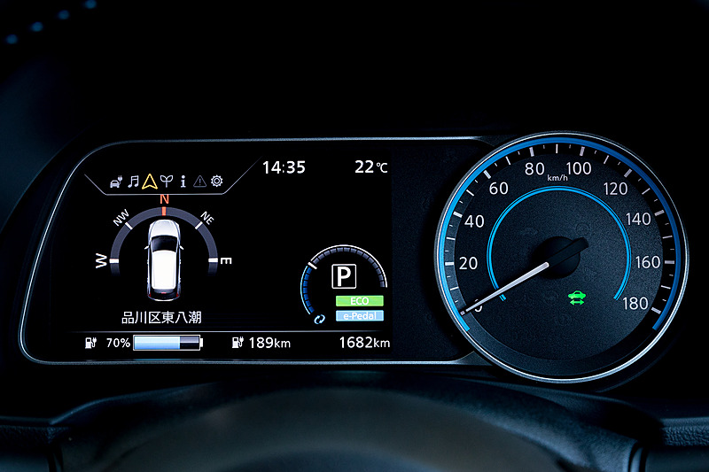 アナログ式のスピードメーターと7インチのカラーディスプレイを組み合わせるメーターパネル。プロパイロットやエコゾーン付パワーメーター、電費表示、ルート案内など多彩な情報を表示できる