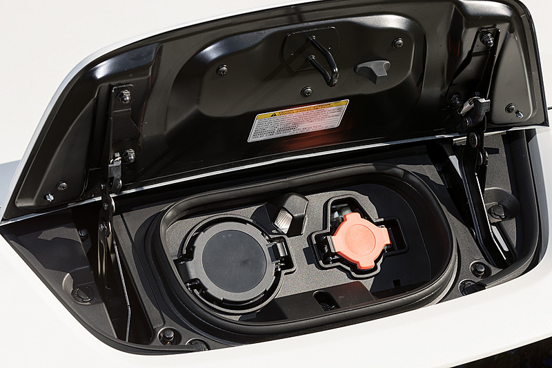 「フロント側に設定しておけば、万が一外し忘れたときも走り出す前に運転席から視界に入ってトラブルを未然に防げる」という理由から、先代と同じくフロントノーズに充電ポートをレイアウト。左側がチャデモの急速充電ポート、右側が充電コネクターロック機構を備える普通充電ポート