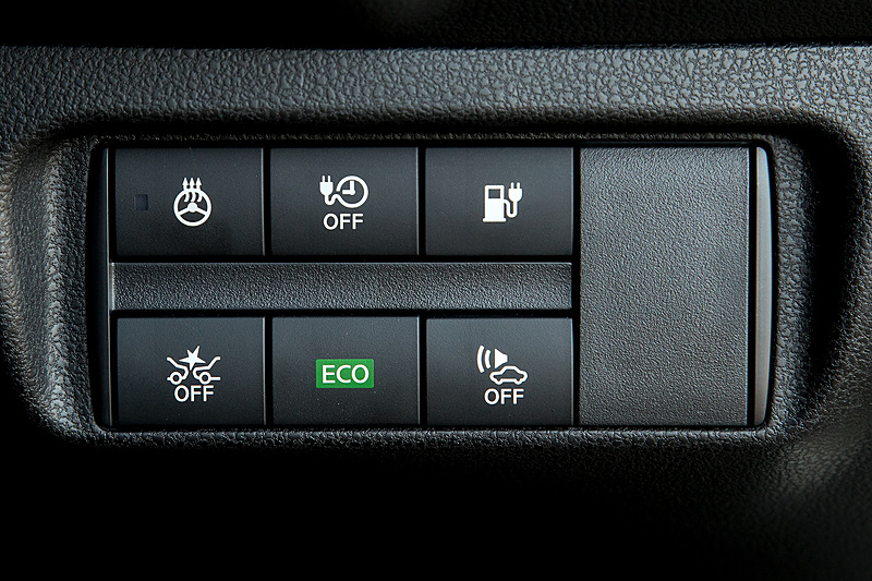運転席の右側前方に充電関連やステアリングヒーター、エコモードのON/OFFスイッチなどを装着