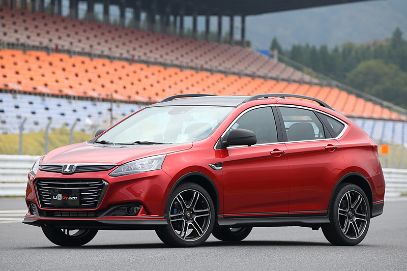 スポーツシリーズとして新設定された「U6 GT220」。ボディサイズは4640×1825×1610mm（全長×全幅×全高）、ホイールベースは2720mm。U6 GT220では専用設計のビルシュタインサスペンションやレイズ製19インチアルミホイール、ブリヂストン「DUELER H/P」（225/45 R19）を装着