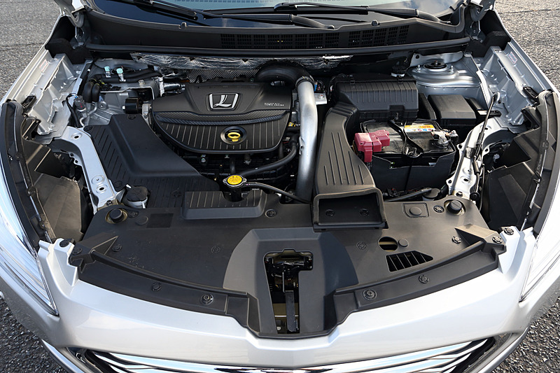 U6 GTの直列4気筒DOHC 1.8リッターターボエンジンは最高出力202PS/5200rpm、最大トルク30.6kgm/2000-4000rpm（ピーク値は32.6kgm/2000rpm）を発生