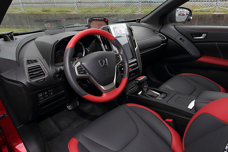 スポーツシリーズとして新設定された「U6 GT220」。ボディサイズは4640×1825×1610mm（全長×全幅×全高）、ホイールベースは2720mm。U6 GT220では専用設計のビルシュタインサスペンションやレイズ製19インチアルミホイール、ブリヂストン「DUELER H/P」（225/45 R19）を装着