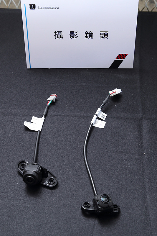 前後左右にカメラを設置し、ボディ周辺360度の俯瞰画面などを車内の12インチモニターで確認できる