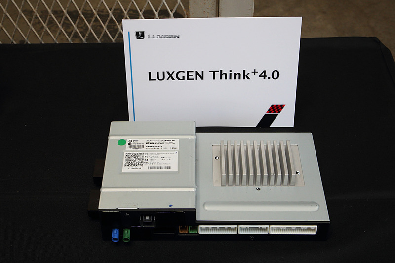 前後左右にカメラを設置し、ボディ周辺360度の俯瞰画面などを車内の12インチモニターで確認できる