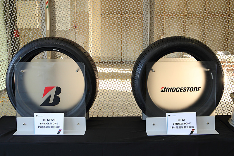 ブリヂストンと共同開発したU6 GT220向けの19インチタイヤ「DUELER H/P」（左）と18インチタイヤ「エコピア H/L 422 Plus」