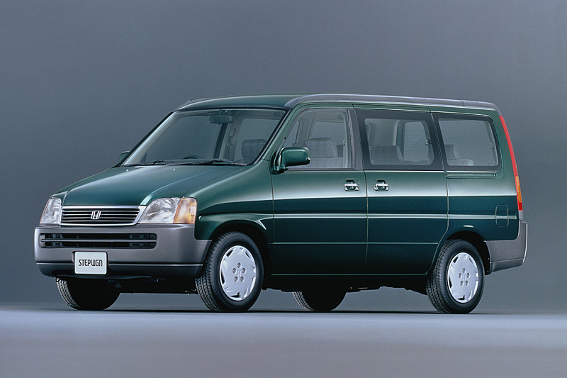 1996年5月に発表、発売された初代ステップワゴン。1997年3月に国内累計販売台数10万台を達成