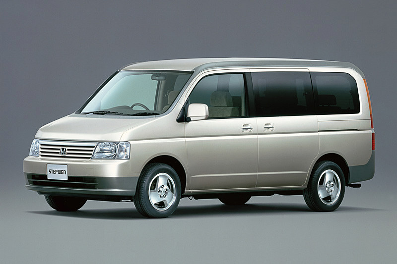 2001年4月にフルモデルチェンジした2代目ステップワゴン。6月に国内累計販売台数50万台を達成