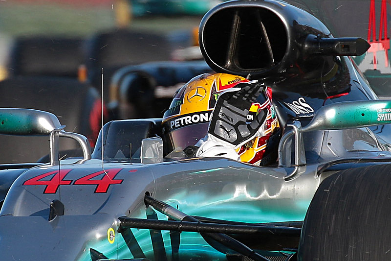 ウィニングラップで観客に手を振るハミルトン選手。グローブはプーマ製だった