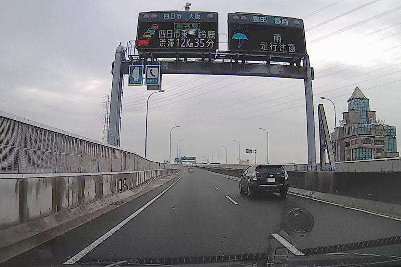 名古屋高速道路から伊勢湾岸道路に入る直前の電光掲示板には鈴鹿方面の渋滞が表示されていた