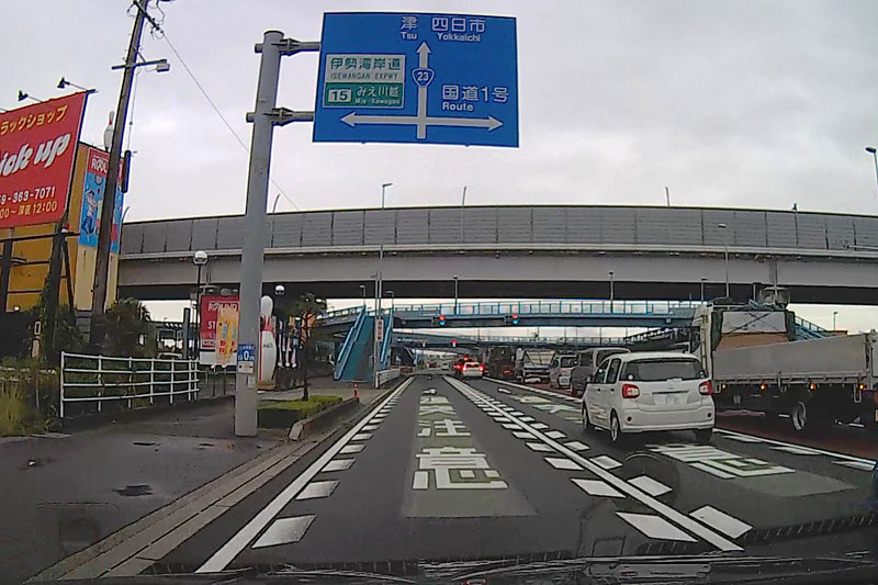 国道23号のみえ川越IC付近。23号の上を横切っているのが伊勢湾岸道