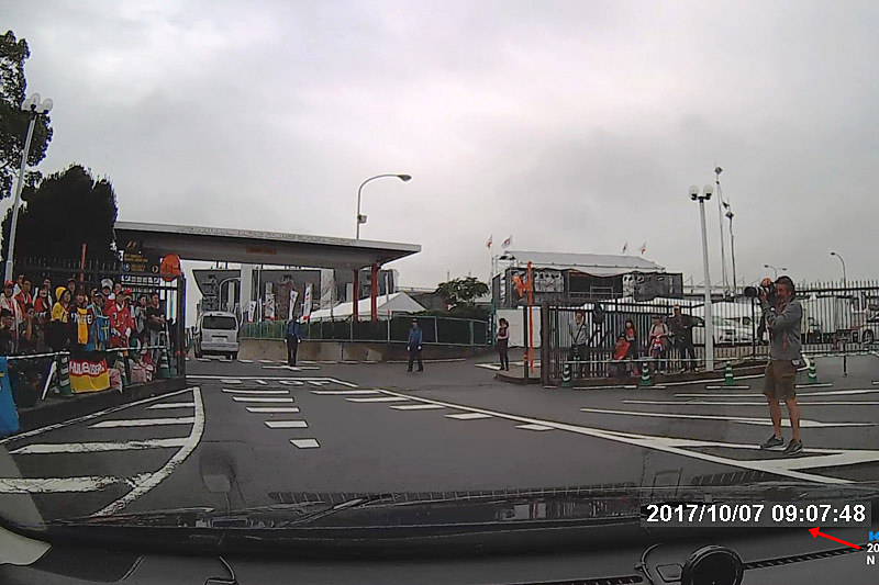 9時8分にサーキットに到着。左側にF1ドライバーを待つファン。右側にそれを撮影する外国人カメラマン。私でスミマセン。通りま～す