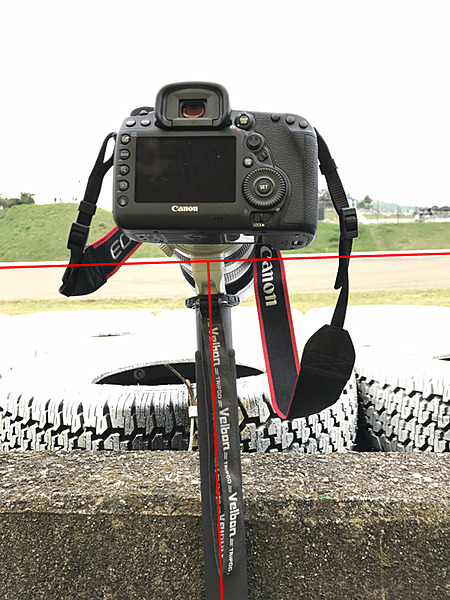 コースの傾斜と一脚を直角にすれば、一脚・カメラ・レンズを前に倒しこむ動きが不要となり、レンズを振るだけでよい