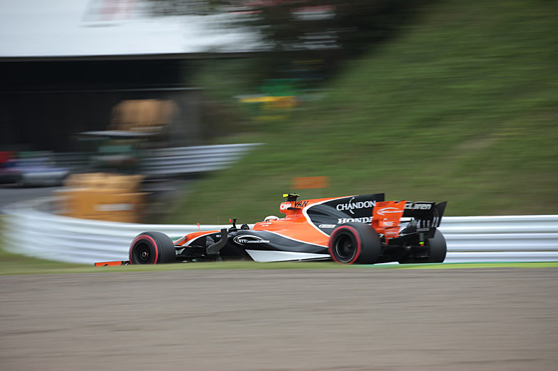 デグナー2つ目に進入するマシンを斜め後ろから撮影。焦点距離300mm、シャッター速度1/80秒で撮影