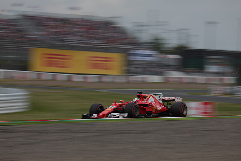 Q2席が背景に入る位置でデグナー1つ目を立ち上がるマシンを焦点距離340mm、シャッター速度1/60秒で撮影