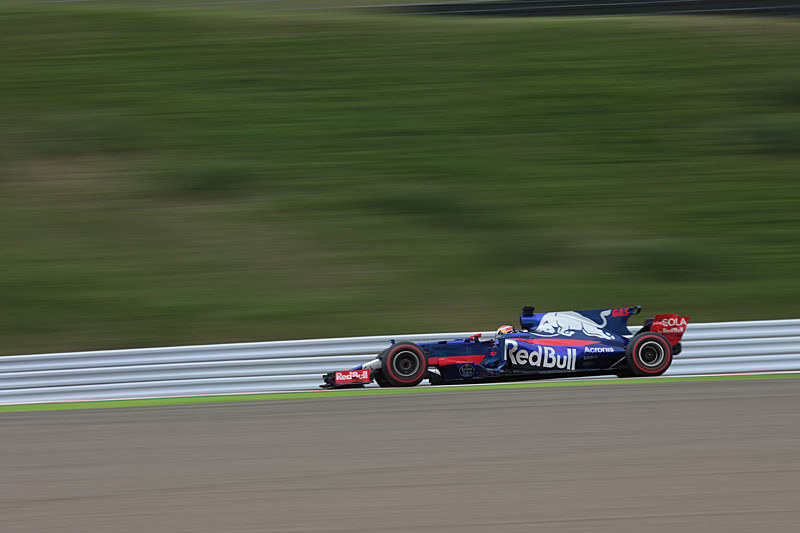 焦点距離を170mmにして背景の土手を大きく入れて1/30秒で撮影