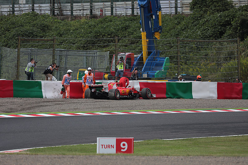 ライコネン選手がクラッシュ。マシンを降りようとするところ