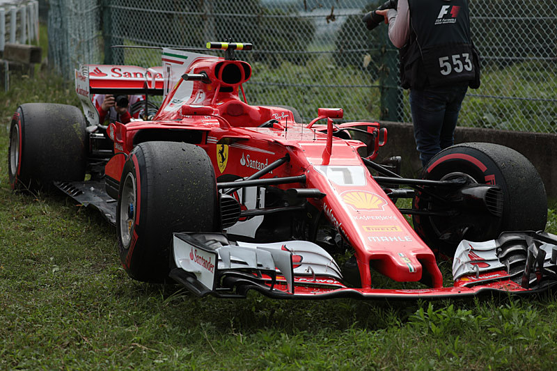 報道エリアに置かれたフェラーリ。EOS 5D Mark IVで焦点距離を100mmするがマシンまで近すぎ