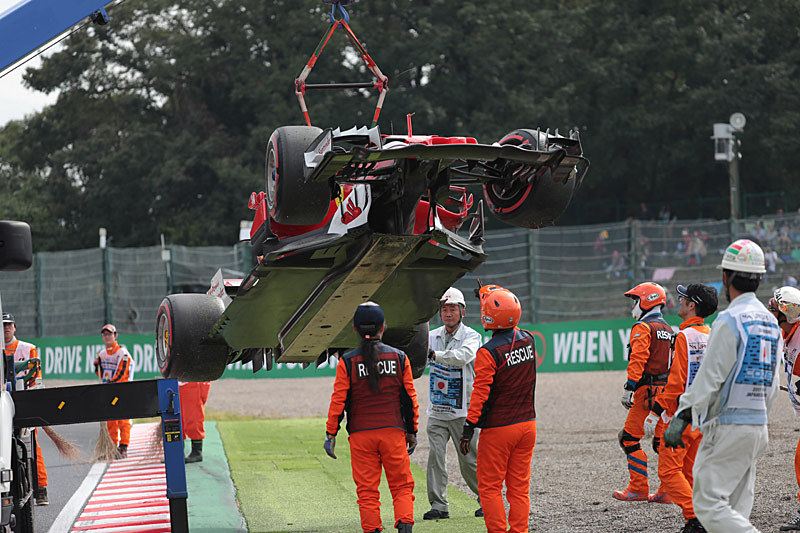 セッション終了後にトラックに積まれるフェラーリ。底面を見られる機会は少ないのでサービスショット