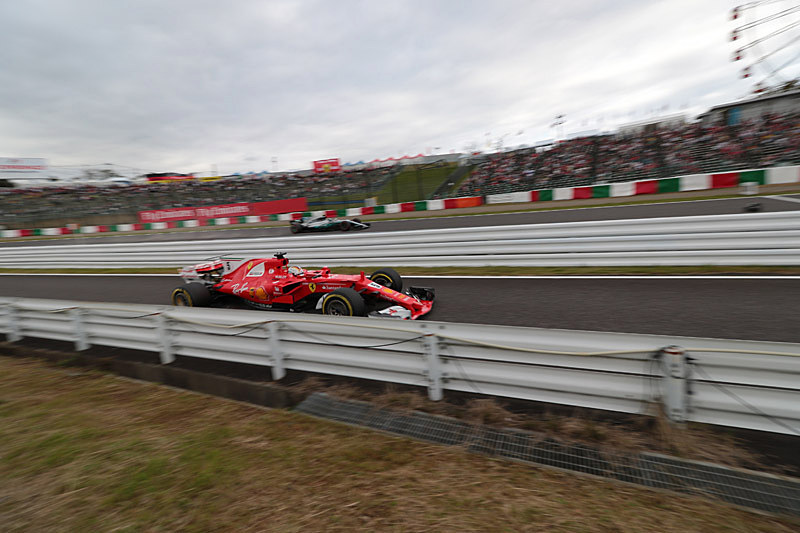 ベッテル選手とボッタス選手が併走する様子をガードレールから3mほど離れた土手から撮影