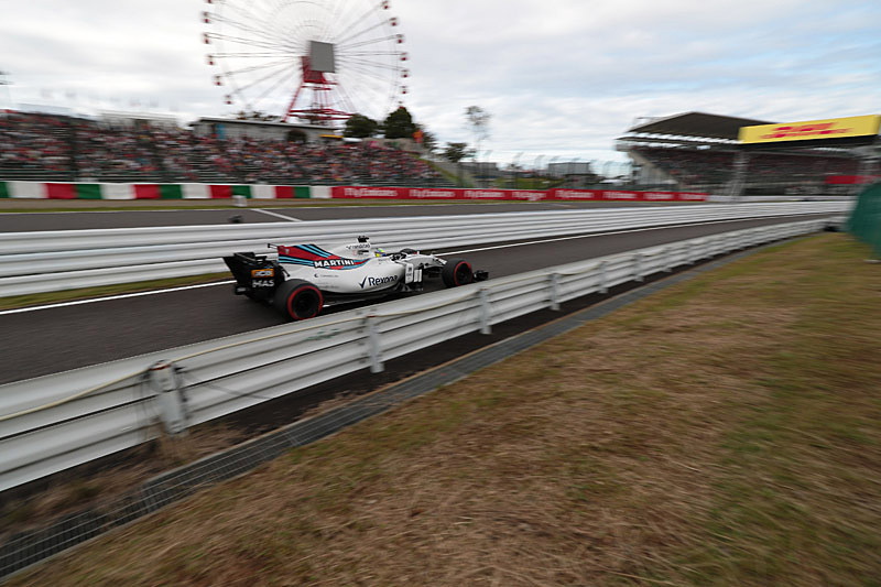 ガードレールから離れた土手で撮影。グランドスタンドを入れた方がバランスがよい印象。この位置は本コースも見える