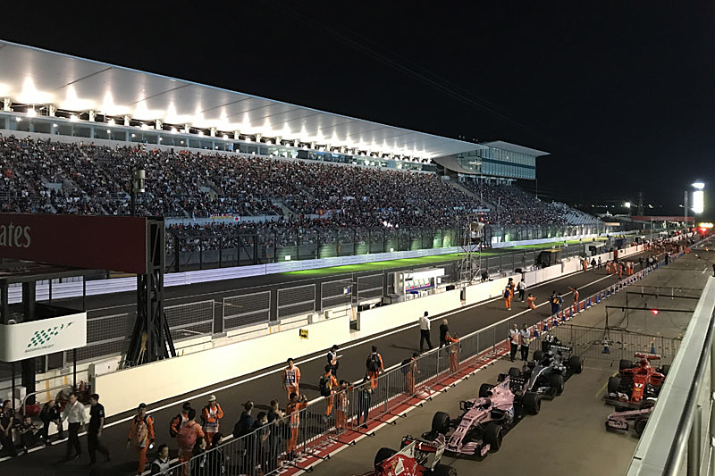 グランドスタンドを埋め尽くした前夜祭の観衆