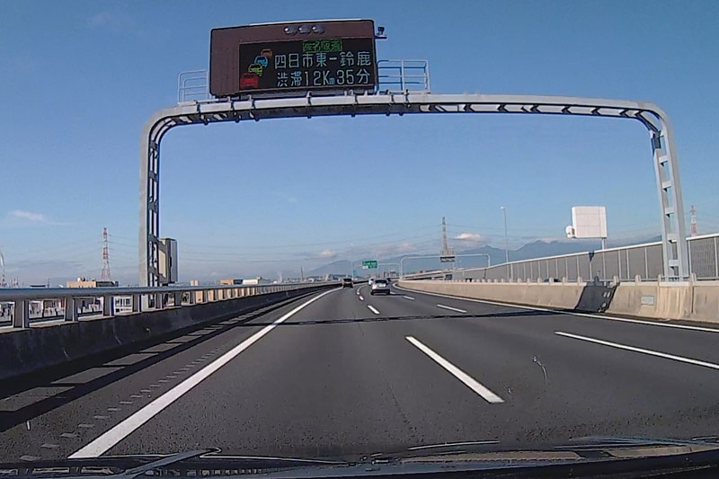 みえ川越IC手前の電光掲示板に「四日市東-鈴鹿 渋滞12km35分」の表示