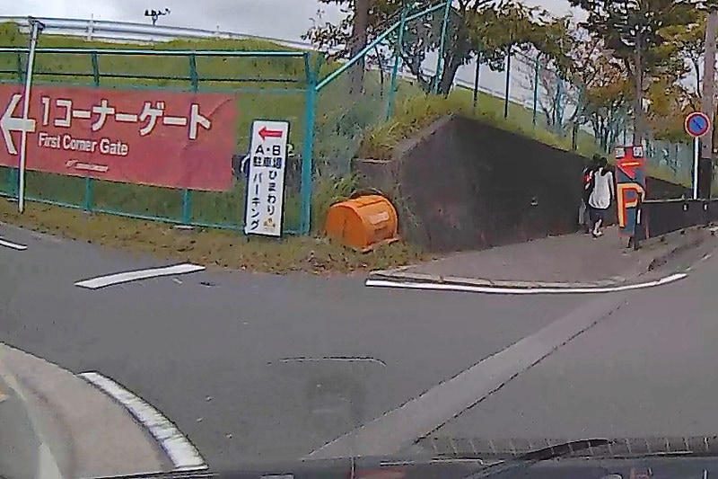 サーキット道路周辺⑬「ひまわりパーキングA・B」の看板