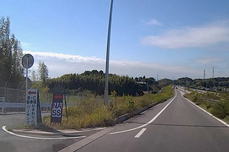 サーキット道路周辺⑭。「ひまわりパーキングB・C」の看板