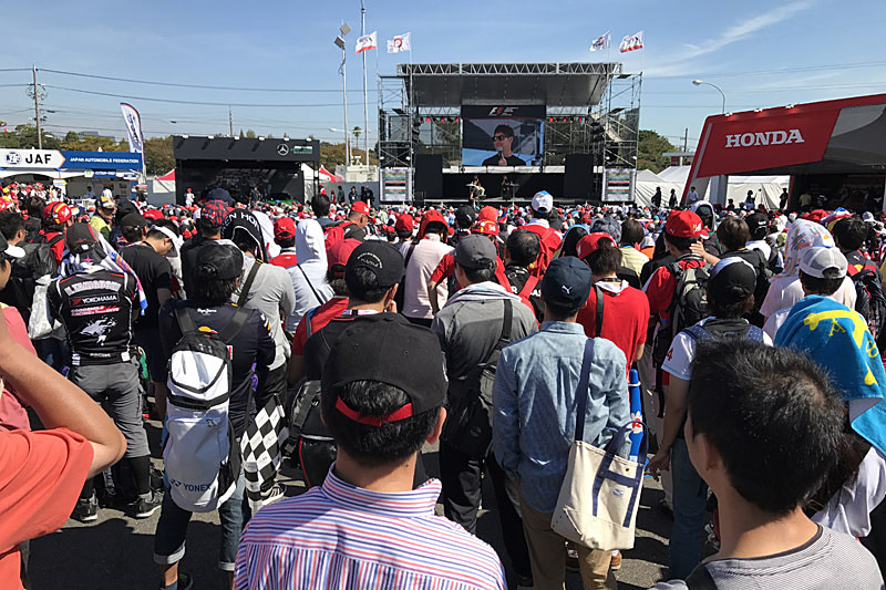 GPスクエアのステージに小林可夢偉。モニター映像がなければ誰がいるか見えないほど観客が溢れていた