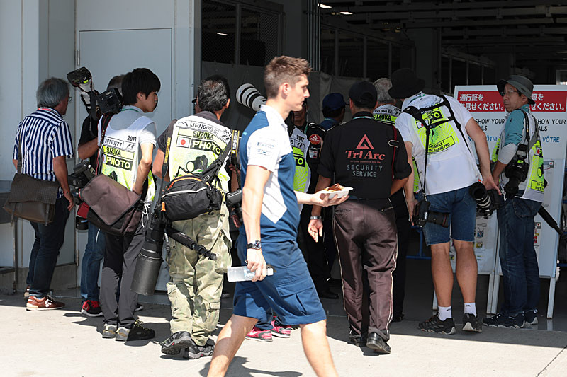 ゲートで入場が制限された報道陣