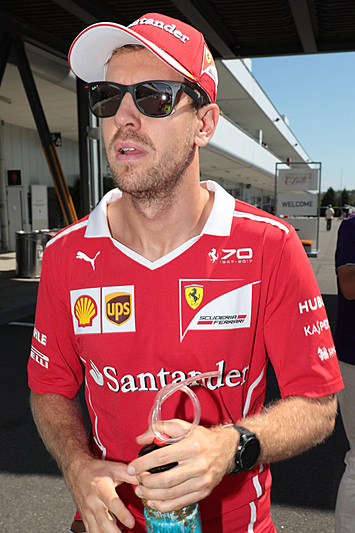 ドライバーズパレードに入れなかったので、パドックでドライバーを撮影。たまたまそこにいた川合ちゃんもパチリ