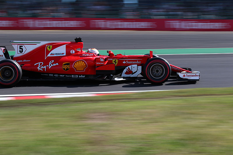 マシンを大きめのフレーミングして焦点距離60mm（96mm相当）シャッター速度1/125秒で撮影