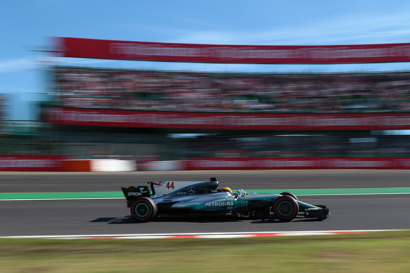 焦点距離を32mm（51mm相当）にしてバックにスタンドを入れてシャッター速度1/60秒で撮影。NDフィルターを装着した