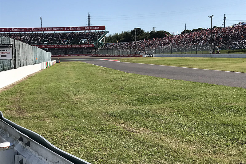 2コーナーからマシンが真っ直ぐ向かってきてS字に進入するポイントで撮影開始