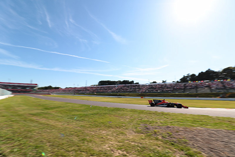 単独で走ってきた最後尾のアロンソ選手を焦点距離10mm（16mm相当）で撮影