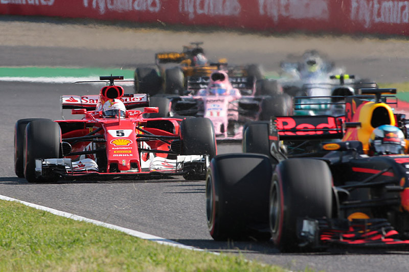 2周目に集団に飲み込まれるベッテル選手。決勝の記事用の写真