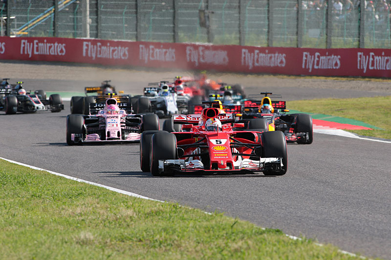 スタートで2位をキープし、後方マシンを従えて走るベッテル選手。焦点距離300mm（480mm相当）、シャッター速度1/320秒で撮影