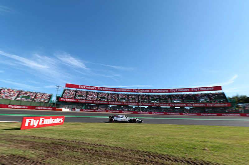 青空をバックに焦点距離11mm（18mm相当）、シャッター速度1/250秒で撮影