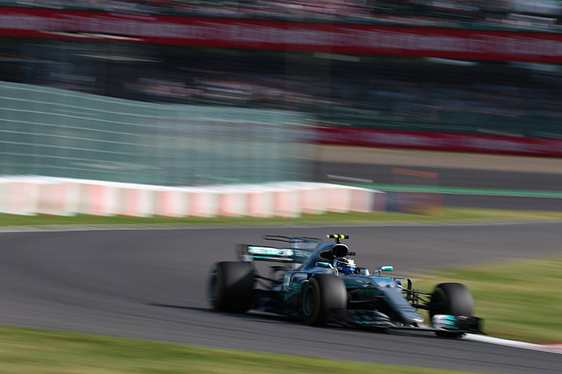 S字に切り込むマシンを焦点距離214mm（342mm相当）、シャッター速度1/30秒で撮影