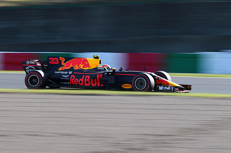 S字1つ目の右ターンを焦点距離135mm（216mm相当）、シャッター速度1/80秒で撮影