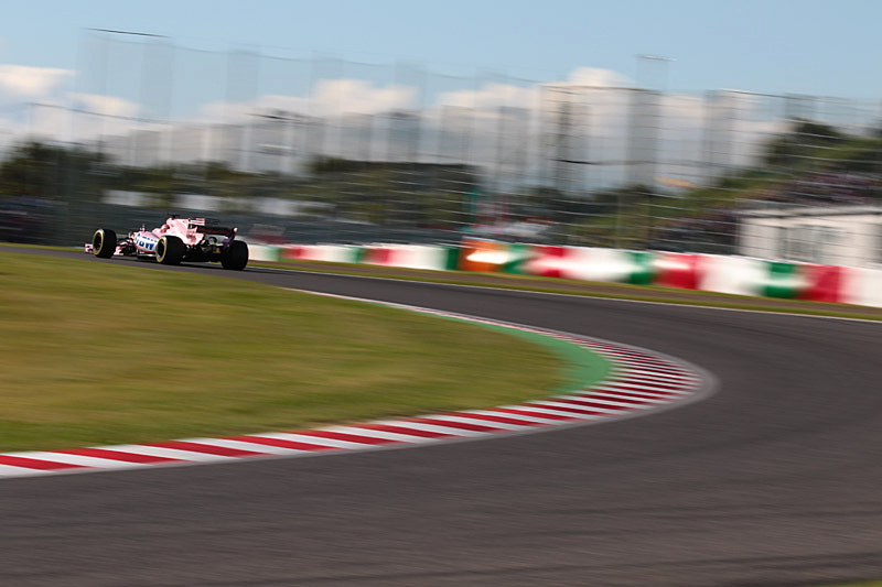 逆バンクに進入するマシンを斜め後ろから焦点距離124mm（198mm相当）、シャッター速度1/25秒で撮影