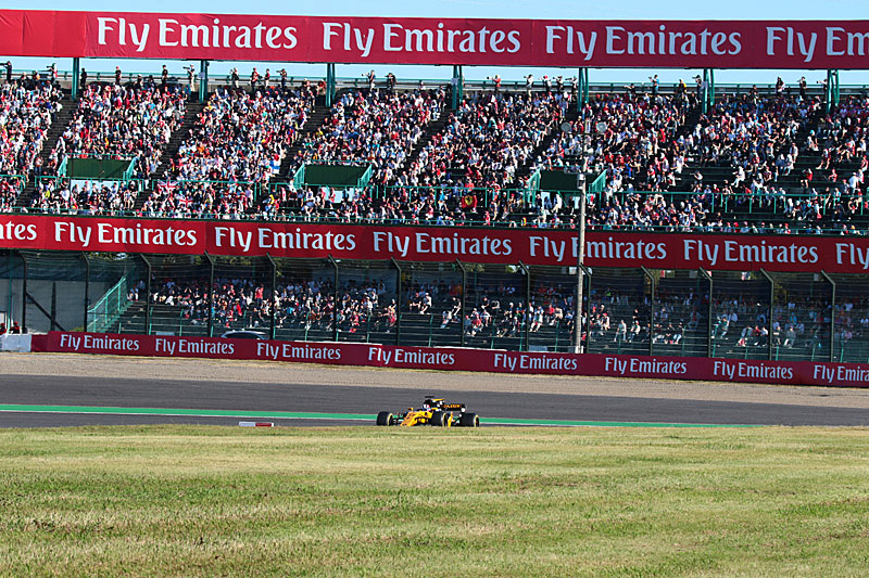 B席スタンドをバックに焦点距離117mm（187mm相当）、シャッター速度1/400秒で撮影