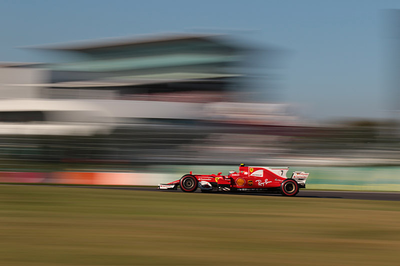 ピットビルを背景に焦点距離80mm（128mm相当）、シャッター速度1/25秒で撮影