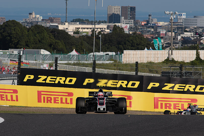 背景に伊勢湾が入るようにフレーミングして、焦点距離300mm（480mm相当）、シャッター速度1/320秒で撮影