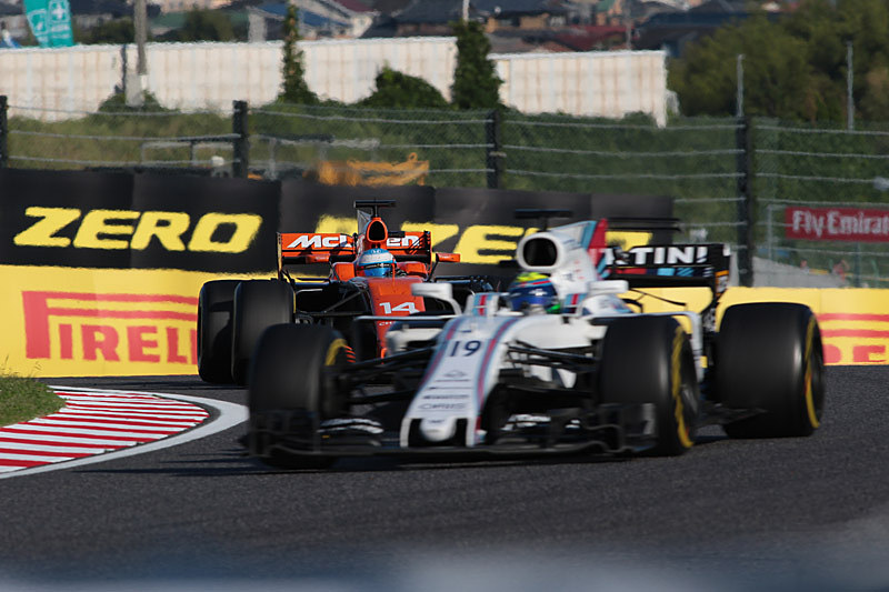 アロンソ選手 vs マッサ選手は、主役のアロンソ選手にAFを合わせた。1.4×エクステンダーを使用して焦点距離420mm（672mm相当）、シャッター速度1/400秒で撮影