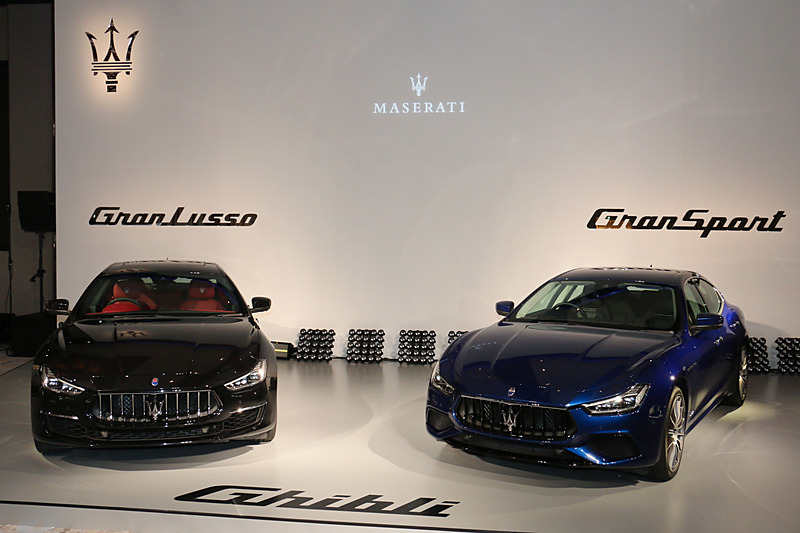 ミドルクラスセダン「ギブリ」の「ギブリ グランルッソ」（左）と「ギブリ S グランスポーツ」（右）。ボディサイズは4985×1945×1485mm（全長×全幅×全高）、ホイールベースは3000mm