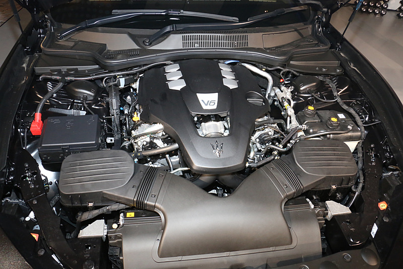 最高出力257kW（350PS）/4750rpm、最大トルク500Nm（51.0kgm）/1600-4500rpmを発生するギブリのV型6気筒3.0リッター 直噴ツインターボエンジン
