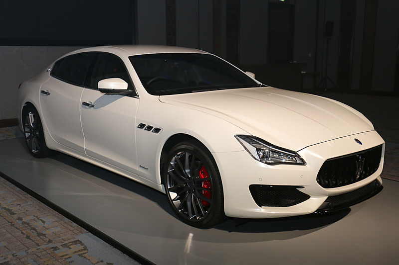 クアトロポルテ S グランスポーツ。ボディサイズは5270×1950×1470mm（全長×全幅×全高）、ホイールベースは3170mm