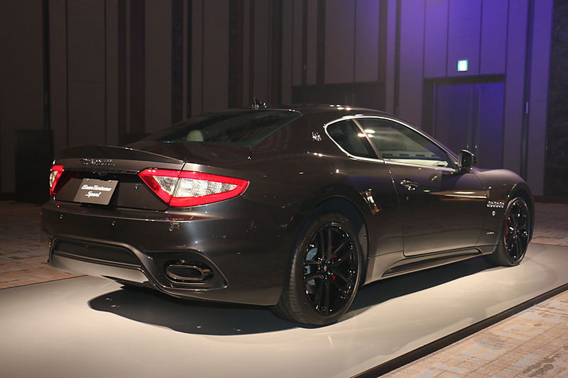 発表会場には10月12日に日本初公開されたばかりの4シータークーペ「グラントゥーリズモ」（写真）とオープントップモデル「グランカブリオ」も展示された