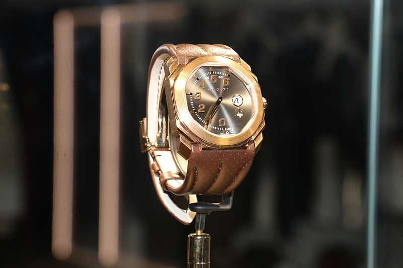 発表会場には「オクト レトロ マセラティ グランルッソ」（左）と「オクト レトロ マセラティ グランスポーツ」（右）の実物も展示された